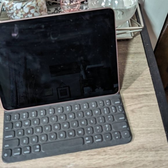 iPad Air 4 - 64GB - Wifi - w Genuine Apple Keyboard Case Glass is Mint - IC Lock - Picture 5 of 7